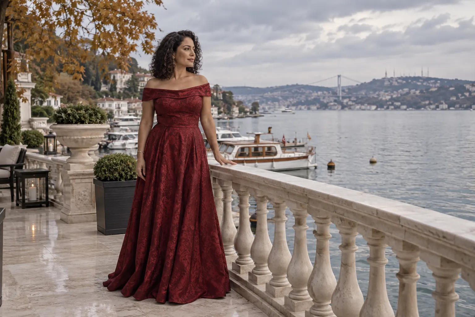 Bebek koyu atmosferinde koyu kıvırcık saçlı yakut rengi jakarlı abiyeli yetişkin kurgu trans kadın; yapay zekâyla üretilmiş moda görseli.